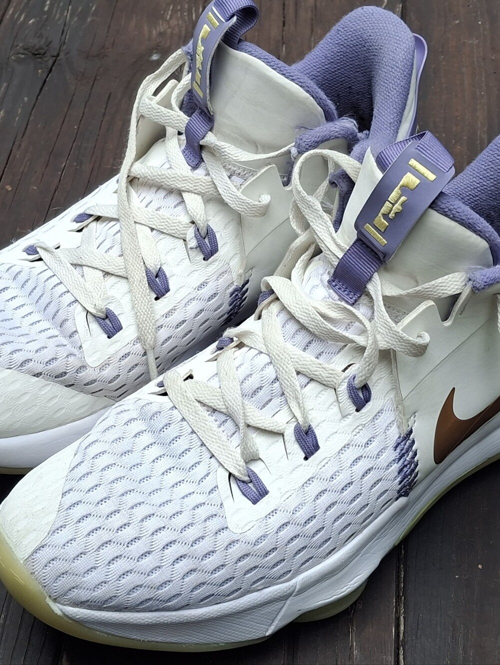 Nike LeBron Witness 5 Basketball Shoes - White with Lavender Accents Size 12